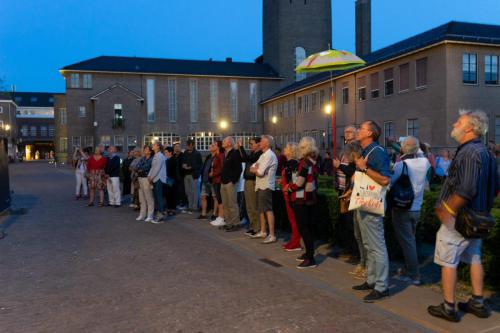 Klokkenplas Publiek kijkt naar boven HUL20190622-balkonfestival-8970