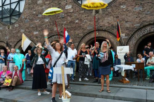 Publiek zwaait Jacobuskerk HUL20190622-balkonfestival-8827