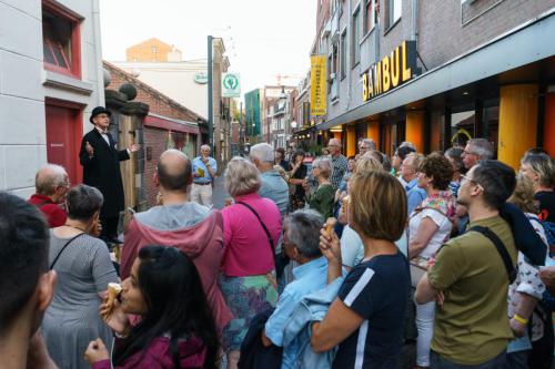 Verteller - oude poort - publiek - HUL20190622-balkonfestival-8735